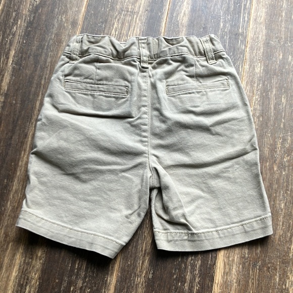 Gap uniform shorts - Picture 2 of 3